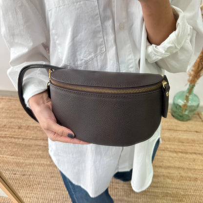 Riñonera/bandolera piel marrón herrajes dorados iniciales bordadas