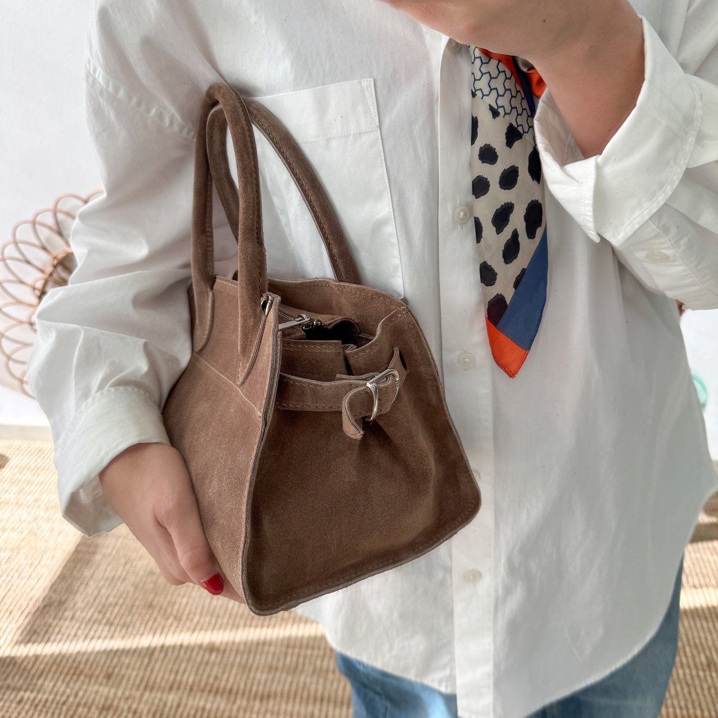 Bolso shopper hebillas pequeño serraje taupe