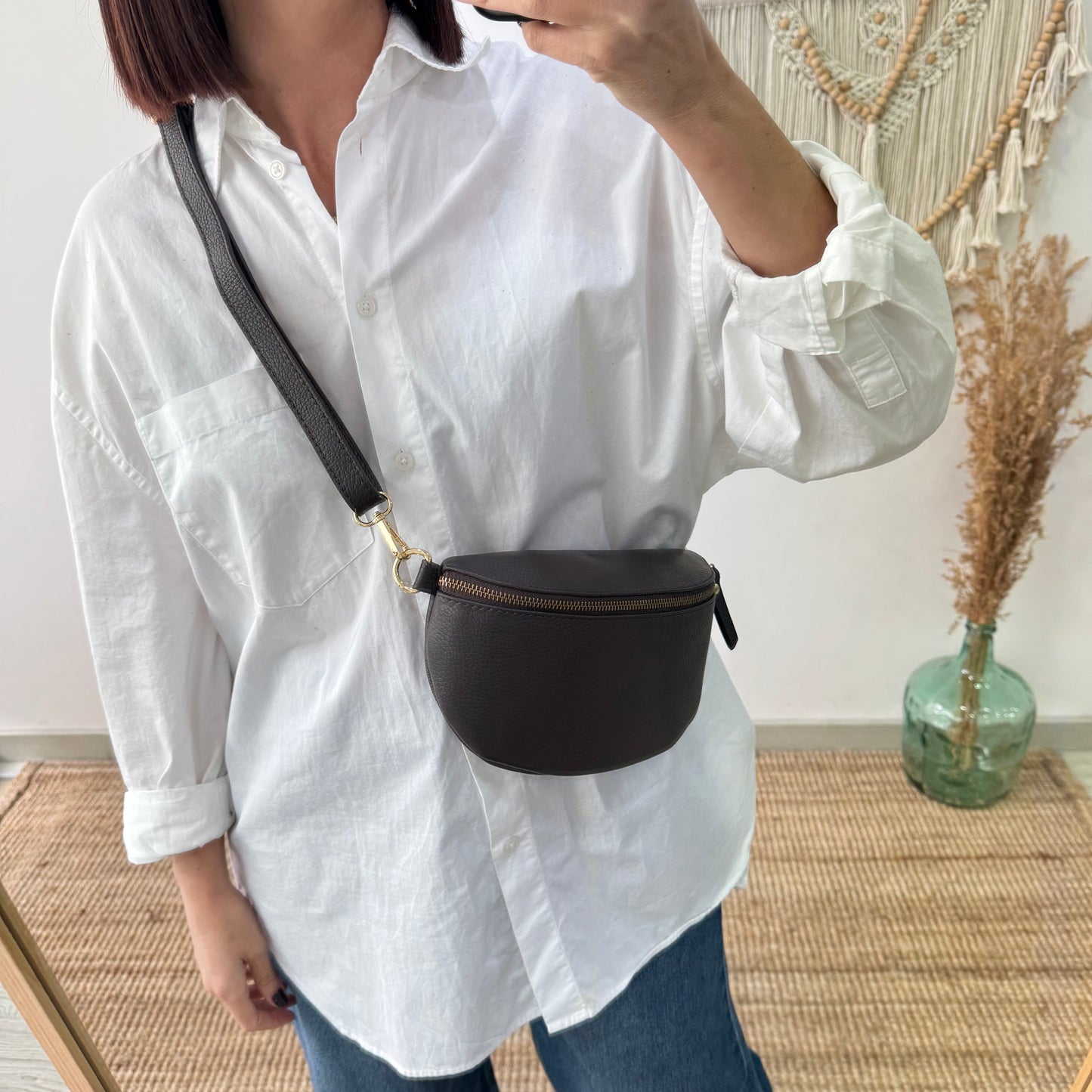 Riñonera/bandolera piel marrón herrajes dorados iniciales bordadas