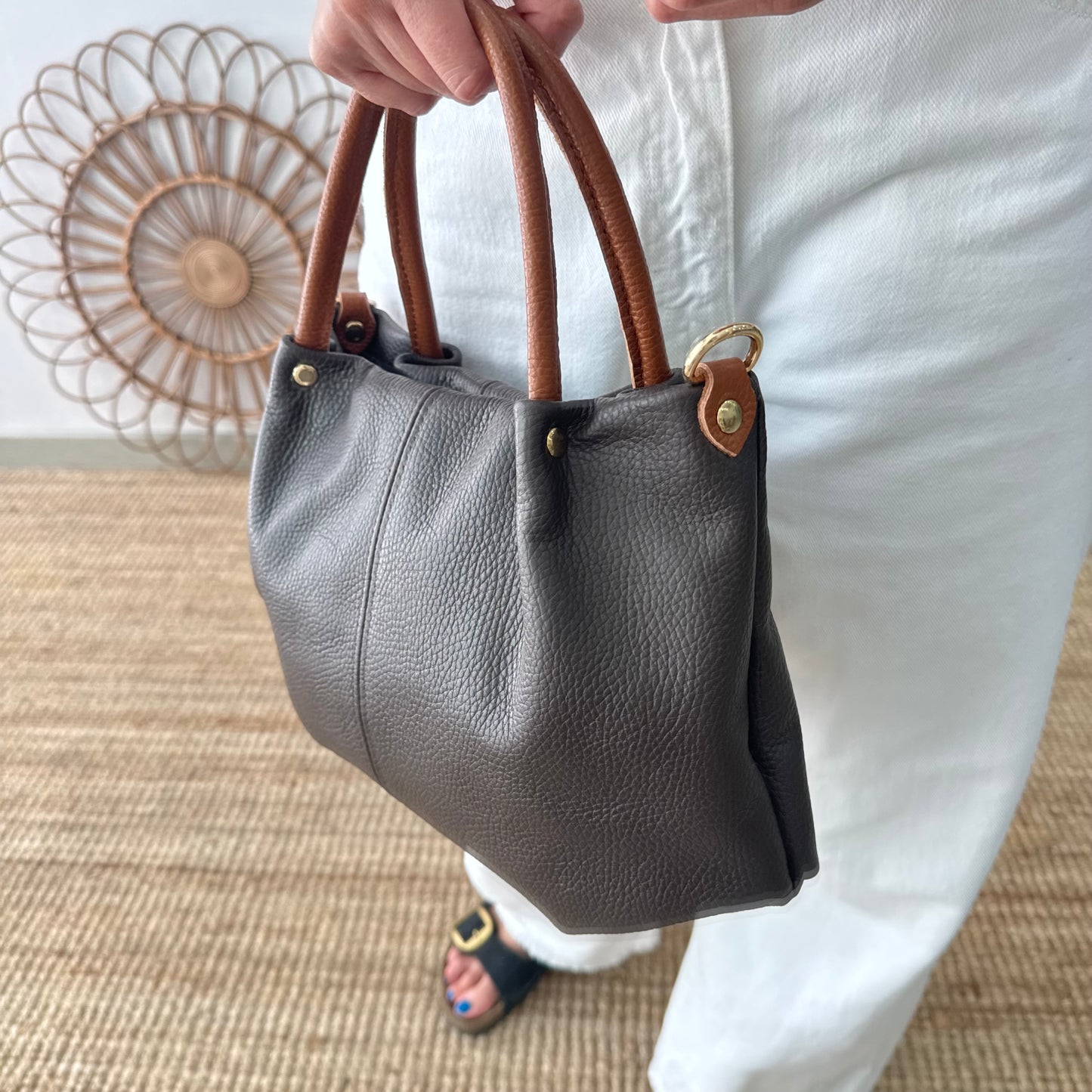Bolso piel marrón asas contraste camel