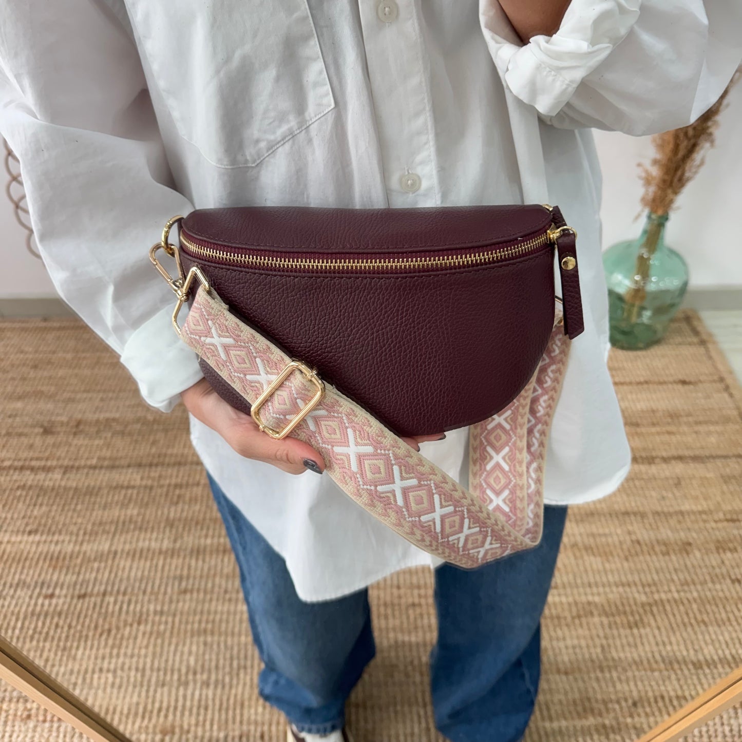 Riñonera/bandolera piel granate herrajes dorados iniciales bordadas