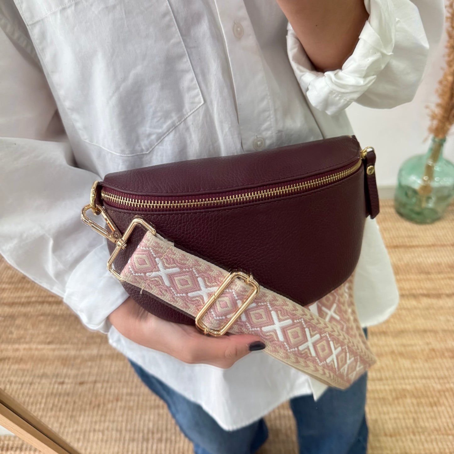 Riñonera/bandolera piel granate herrajes dorados iniciales bordadas