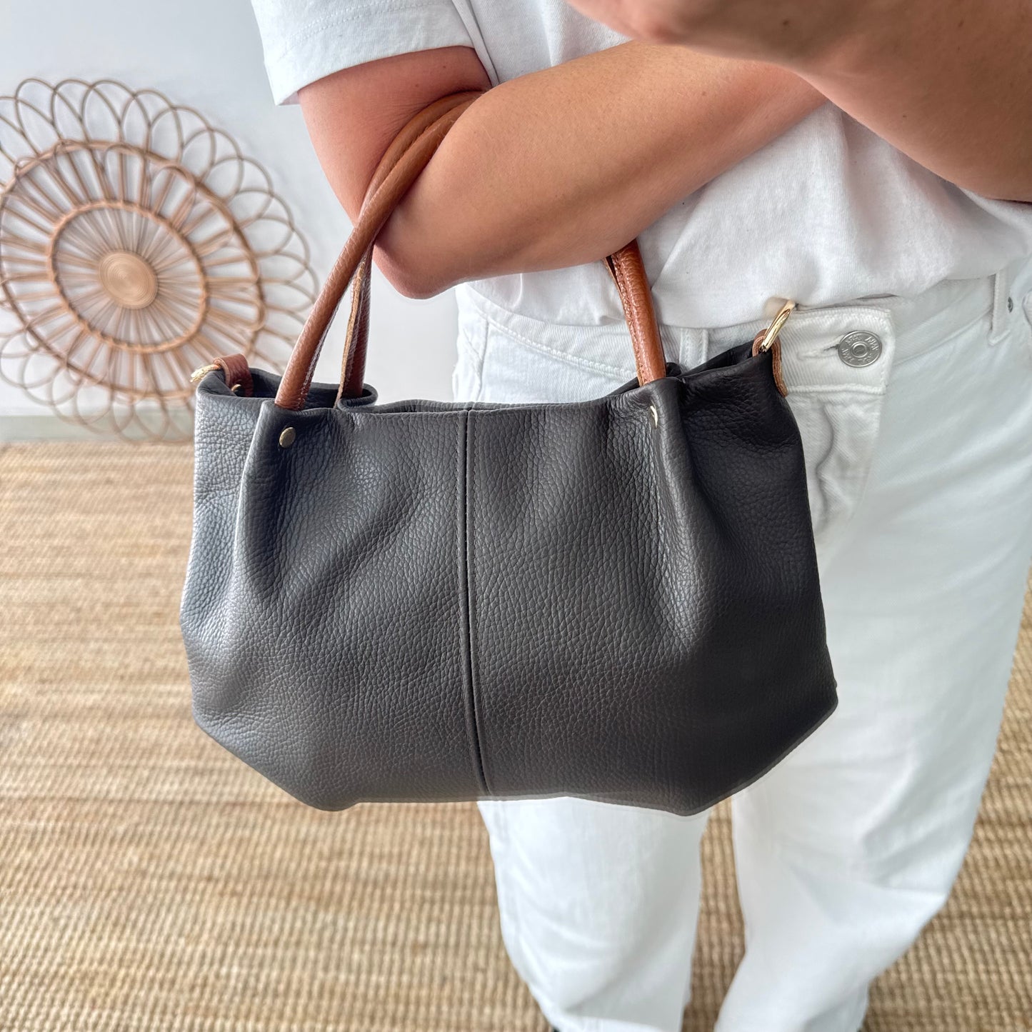 Bolso piel marrón asas contraste camel