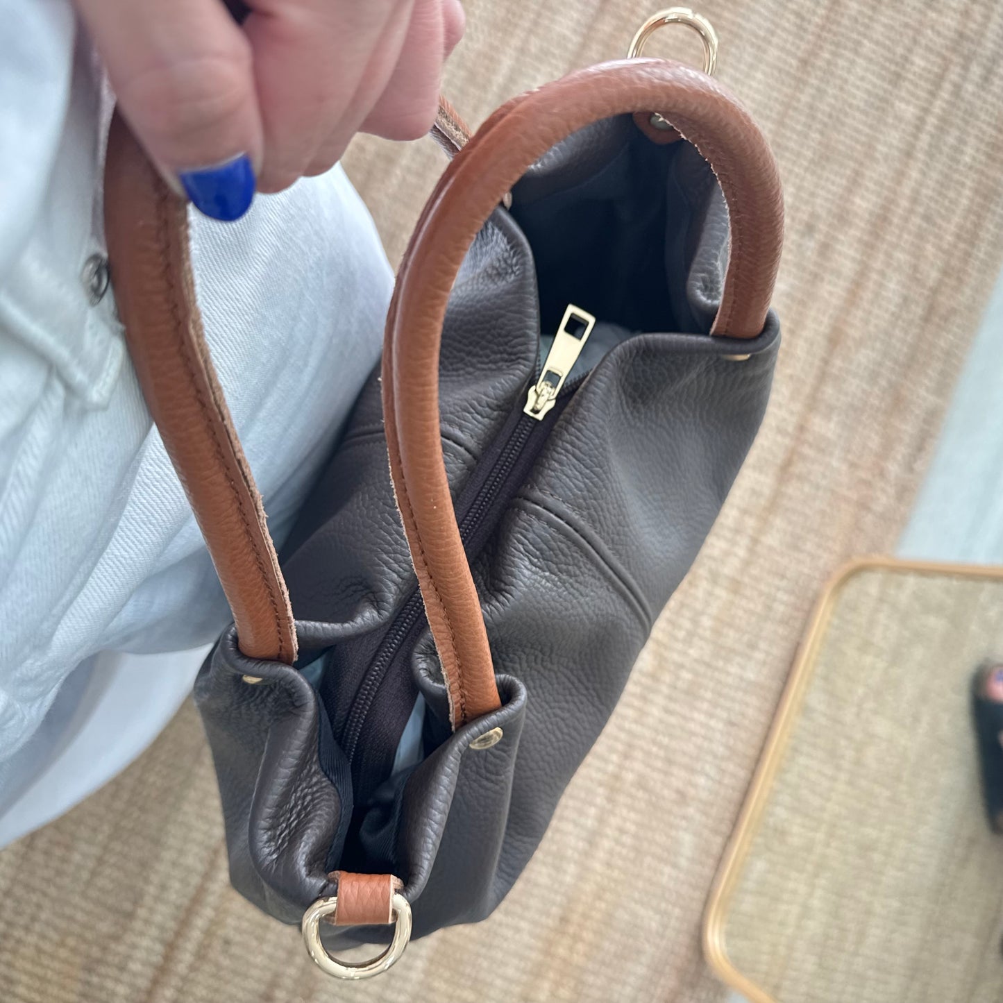 Bolso piel marrón asas contraste camel