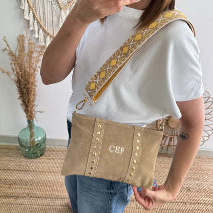 Bandolera tachuelas doradas serraje iniciales bordadas beige