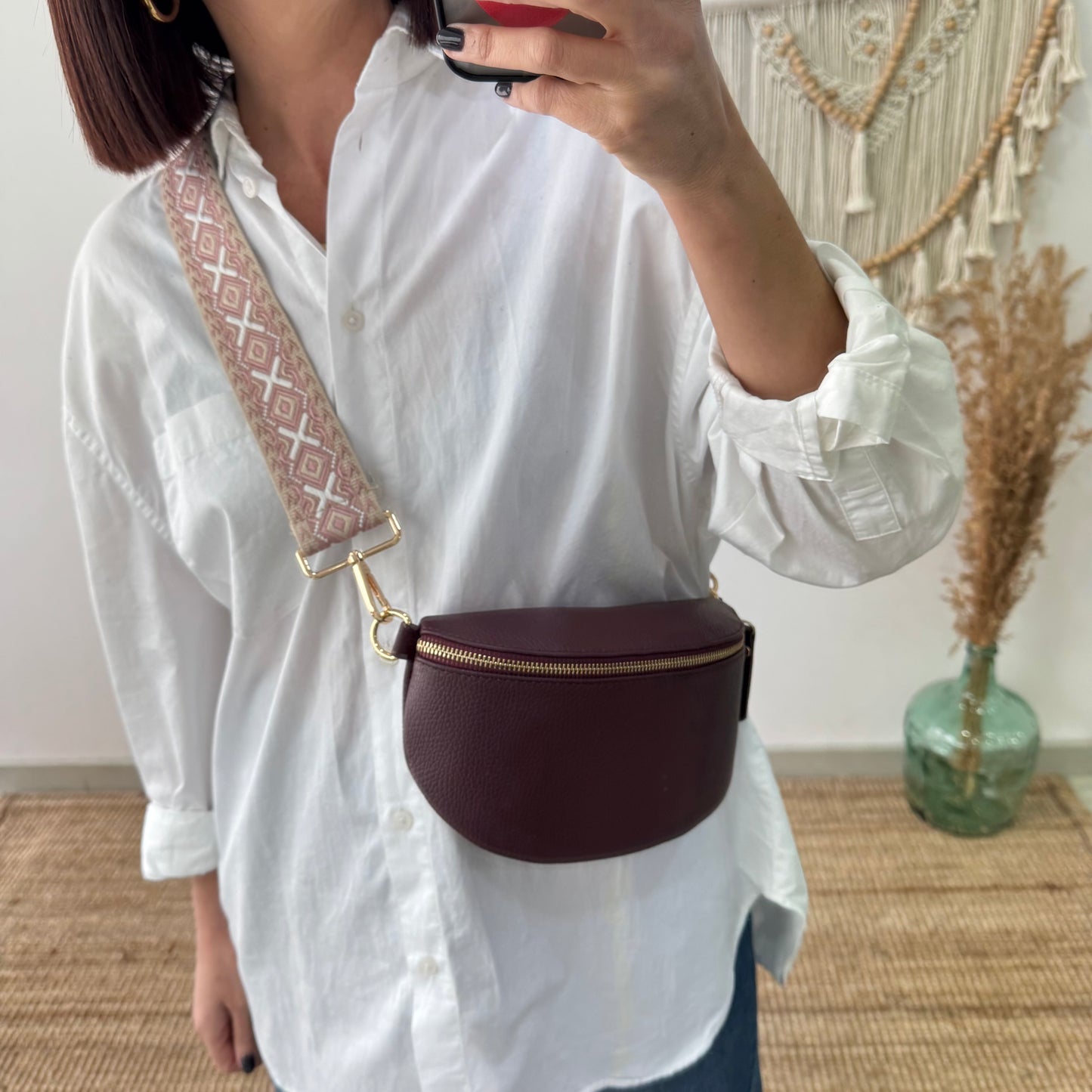 Riñonera/bandolera piel granate herrajes dorados iniciales bordadas