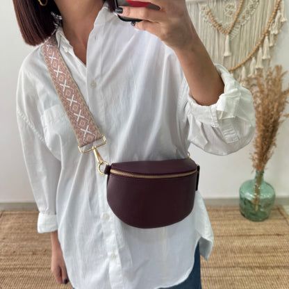 Riñonera/bandolera piel granate herrajes dorados iniciales bordadas