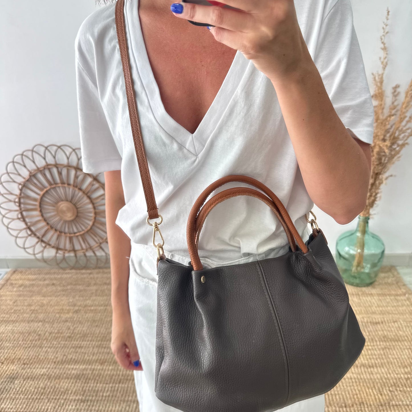 Bolso piel marrón asas contraste camel
