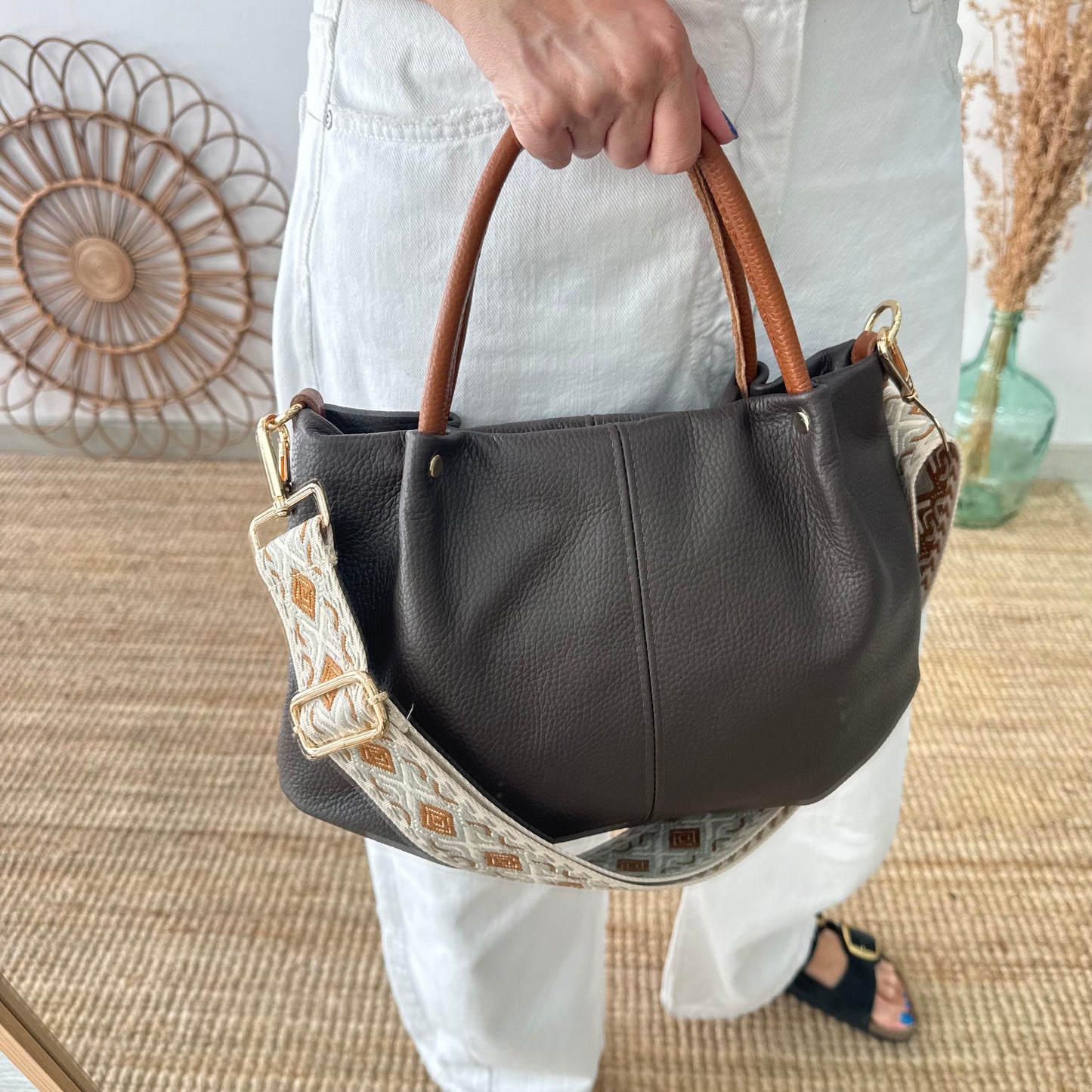 Bolso piel marrón asas contraste camel