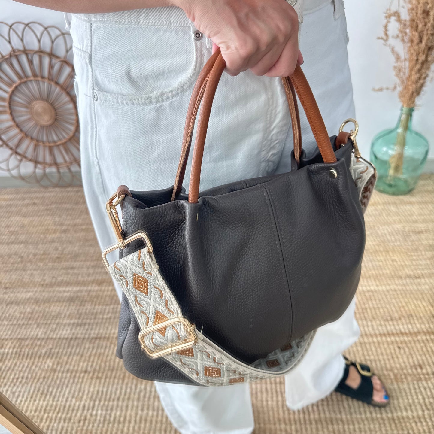 Bolso piel marrón asas contraste camel