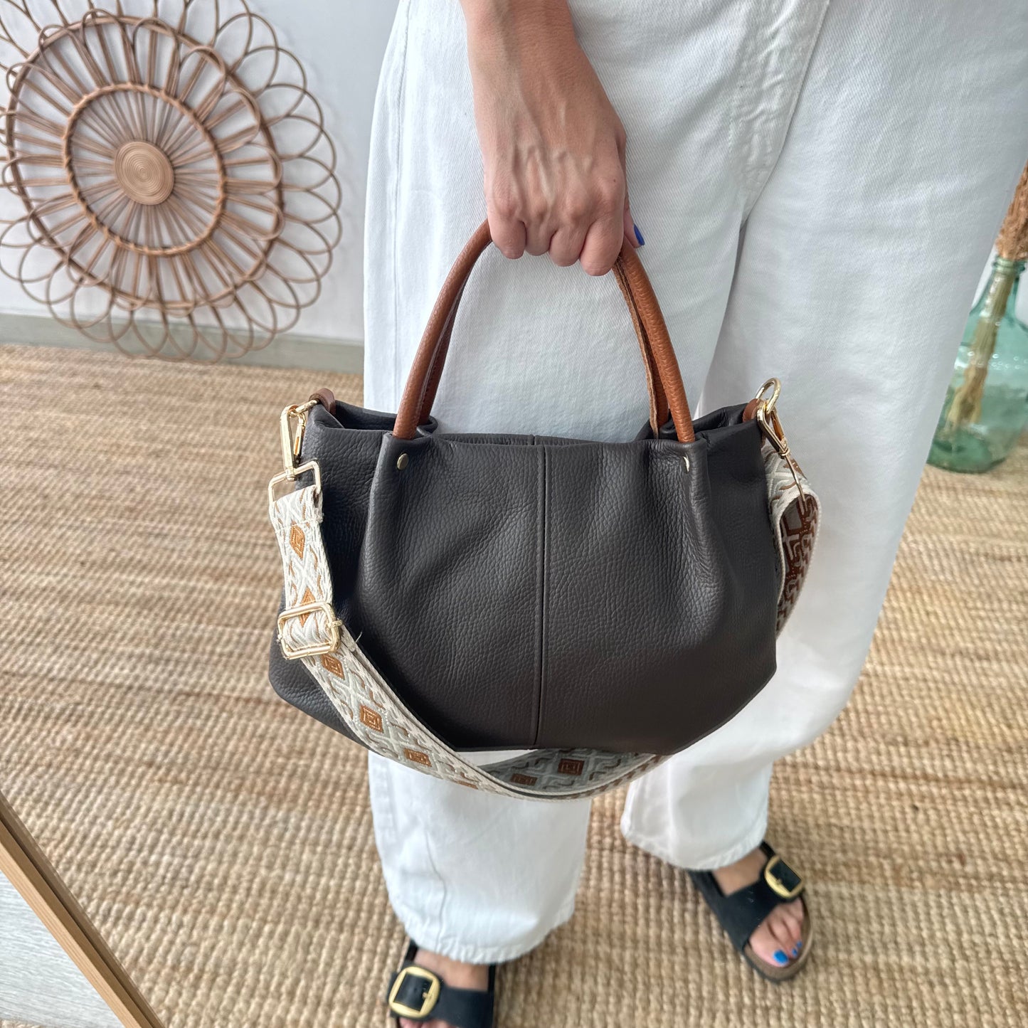 Bolso piel marrón asas contraste camel