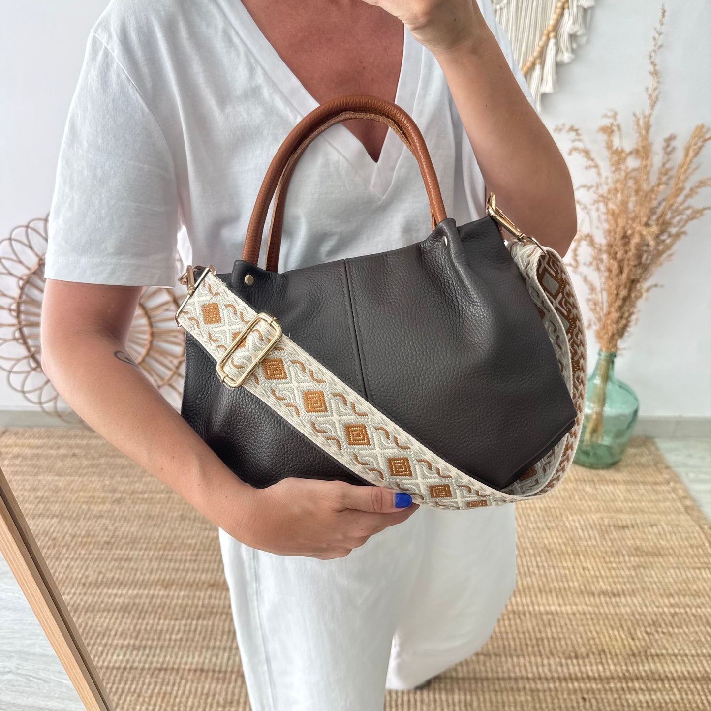 Bolso piel marrón asas contraste camel
