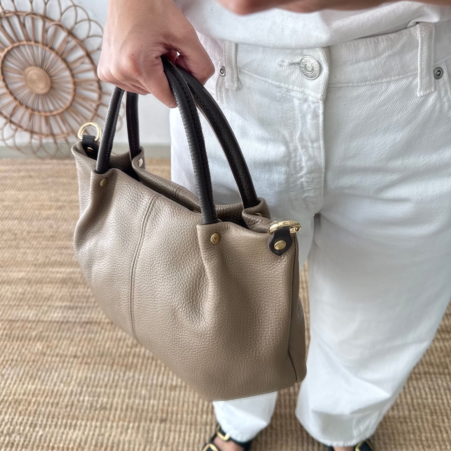 Bolso piel taupe asas contraste marrón