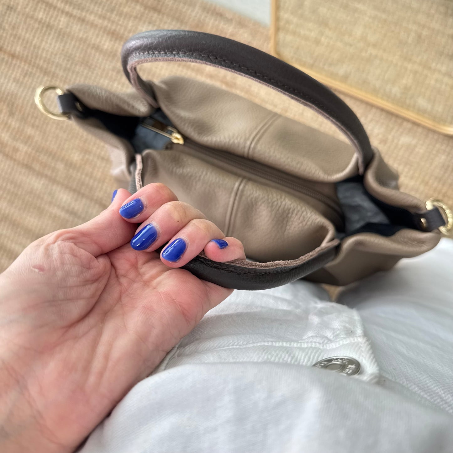 Bolso piel taupe asas contraste marrón