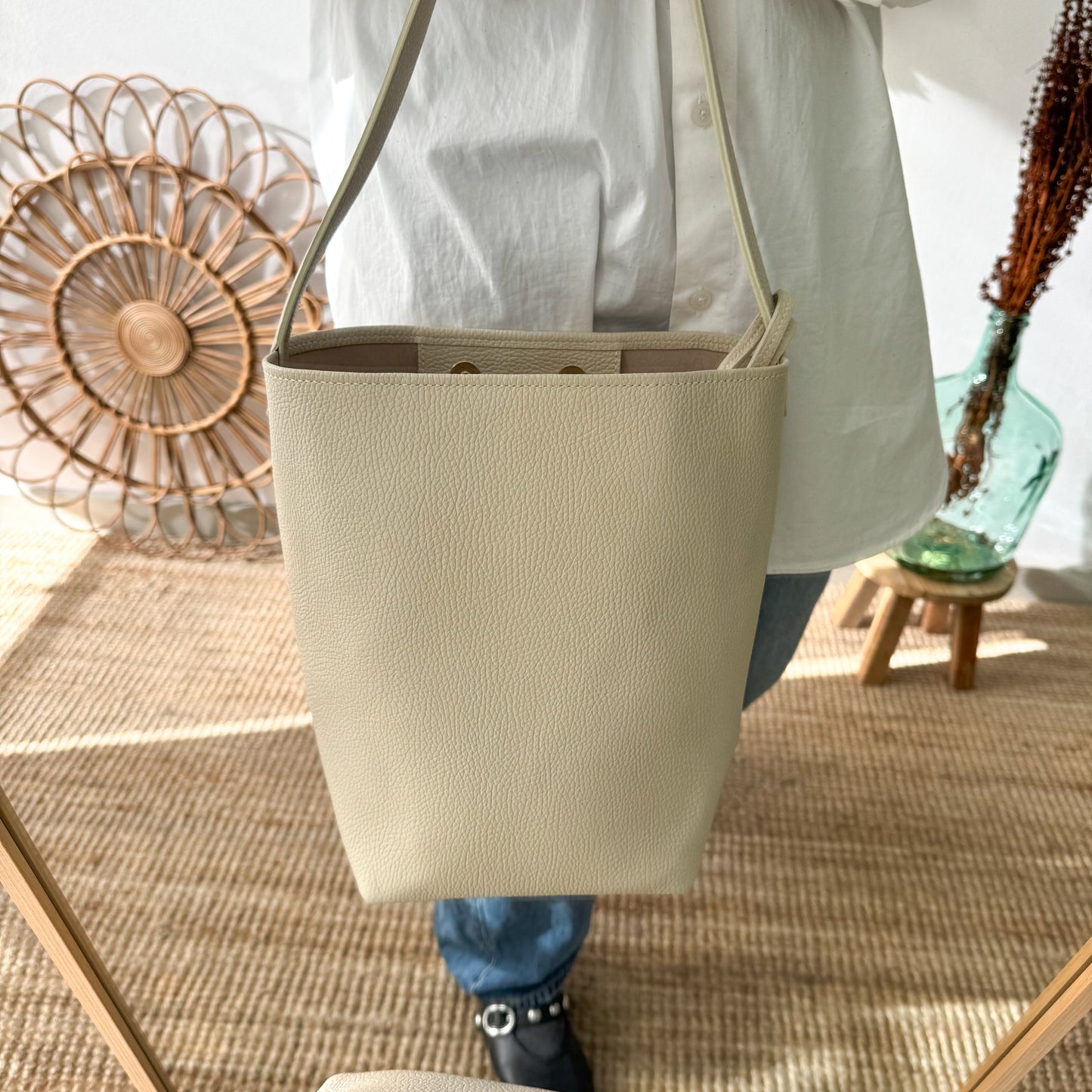 Bolso cubo piel beige