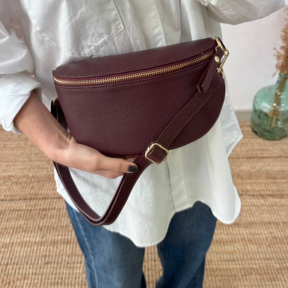 Riñonera/bandolera piel granate herrajes dorados iniciales bordadas