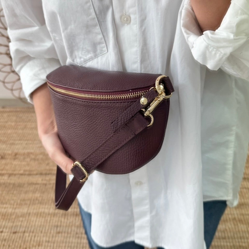 Riñonera/bandolera piel granate herrajes dorados iniciales bordadas