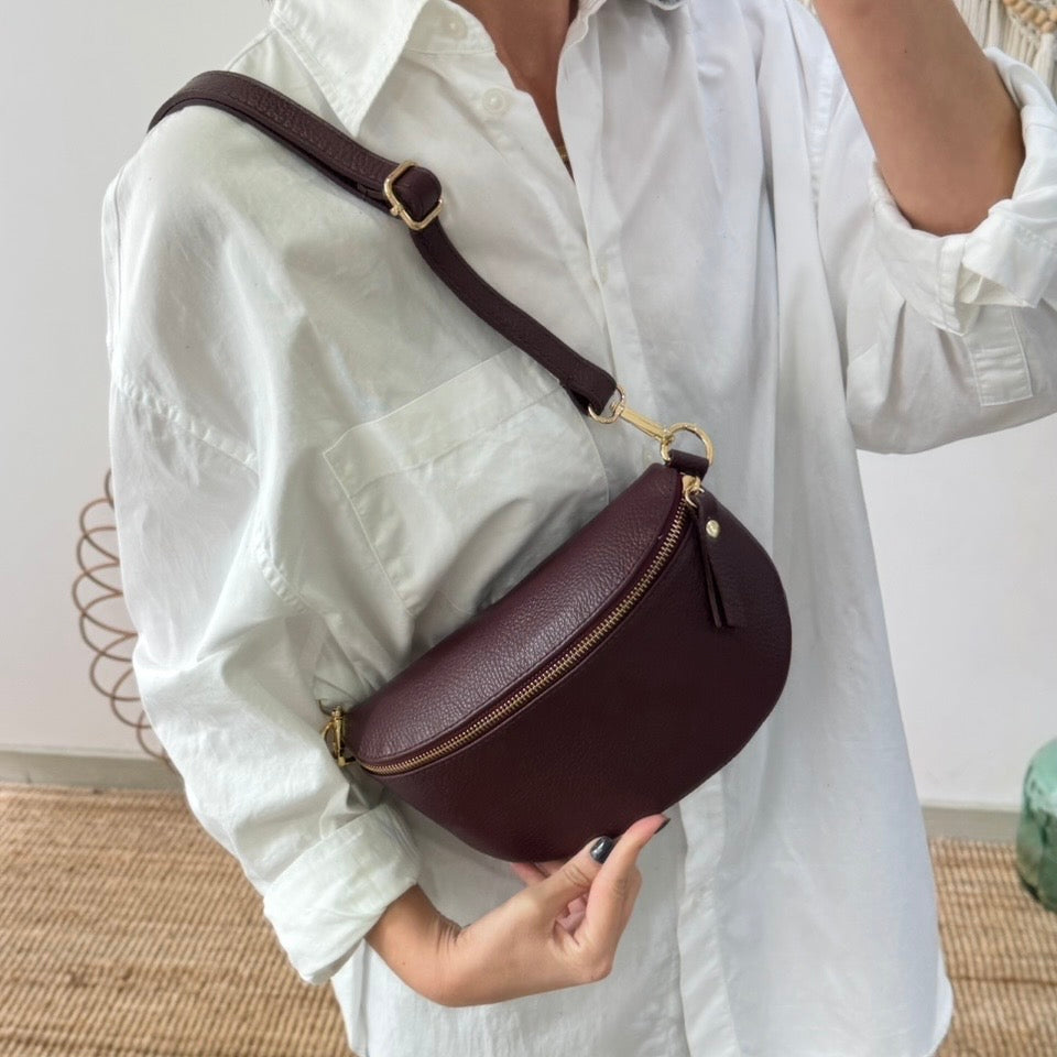 Riñonera/bandolera piel granate herrajes dorados iniciales bordadas