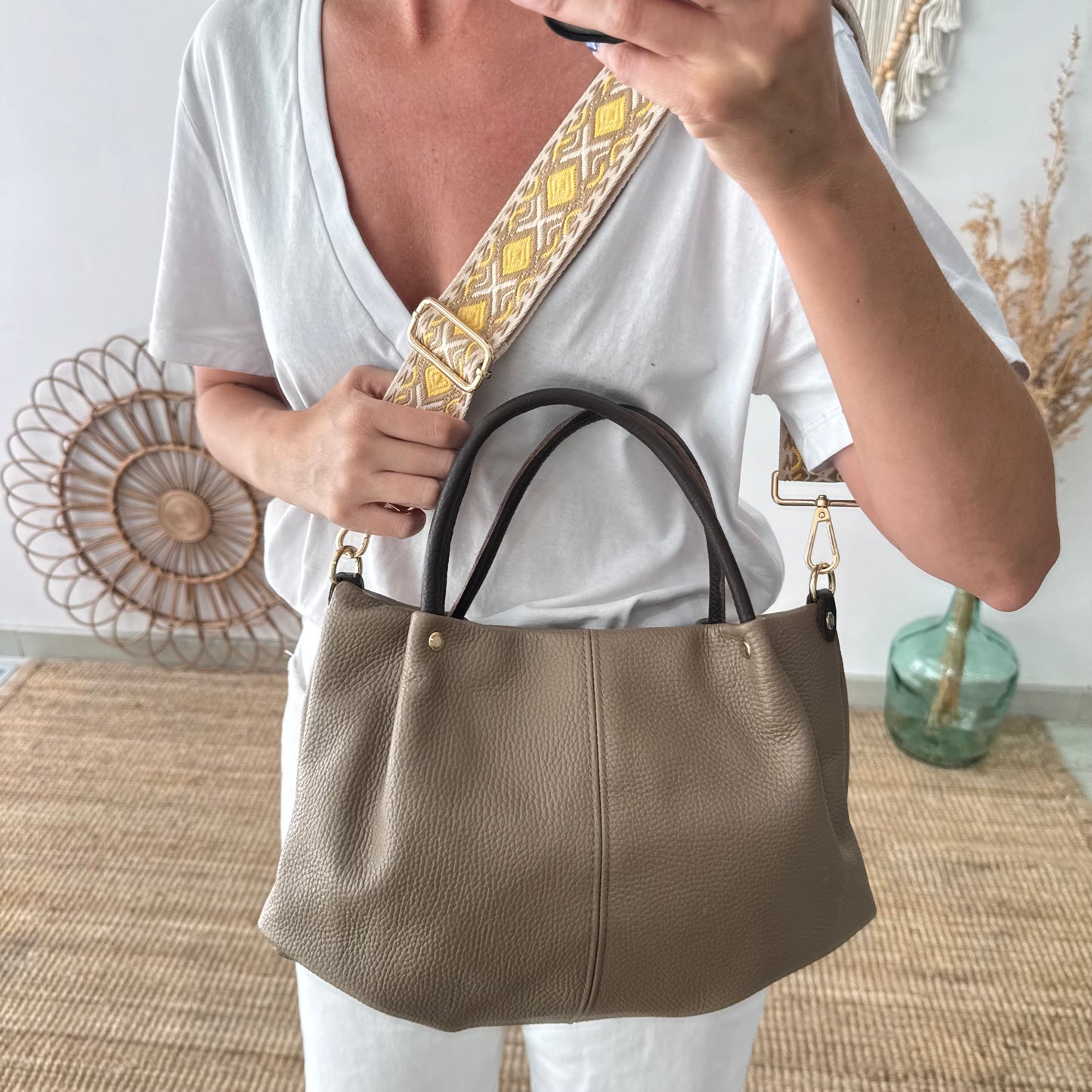 Bolso piel taupe asas contraste marrón