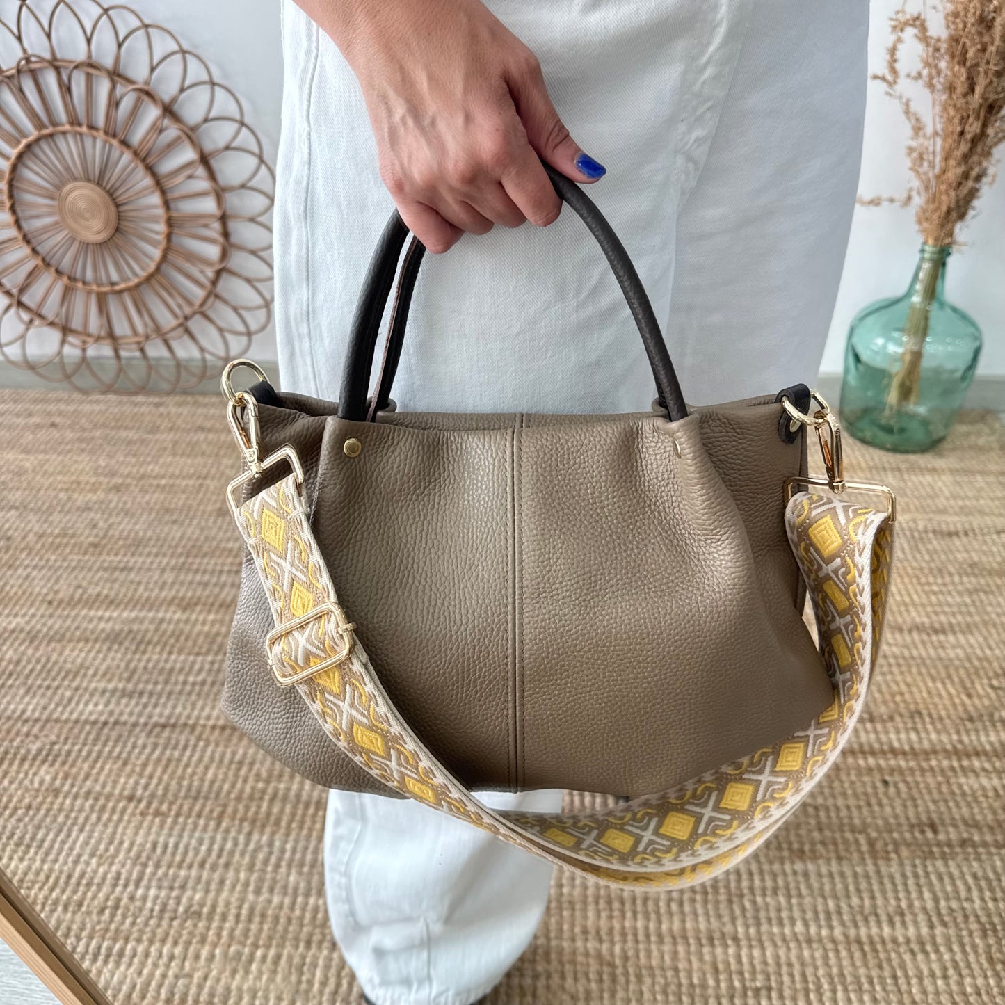 Bolso piel taupe asas contraste marrón