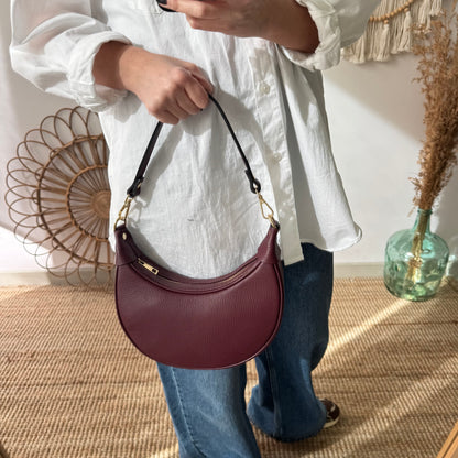 Bolso media luna piel granate iniciales bordadas