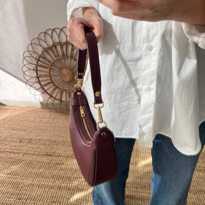 Bolso media luna piel granate iniciales bordadas