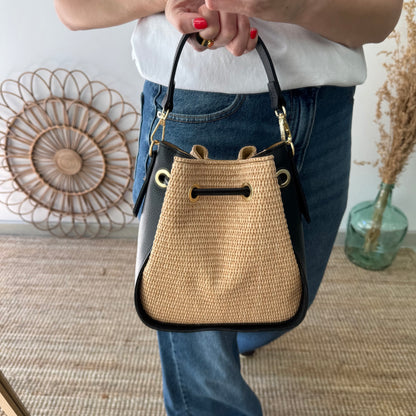 Bolso bucket combinado rafia y piel negro pompón iniciales bordadas