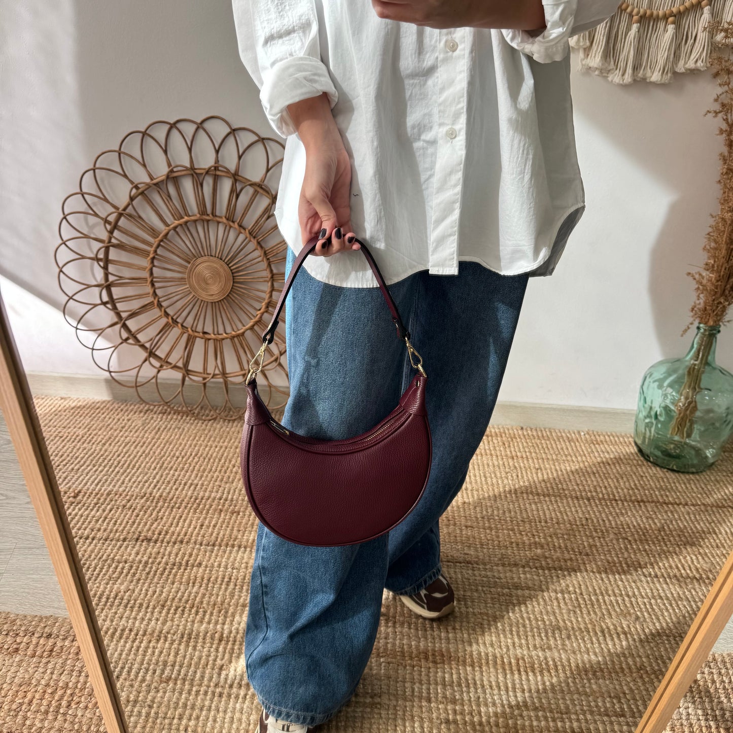 Bolso media luna piel granate iniciales bordadas