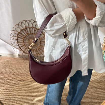 Bolso media luna piel granate iniciales bordadas