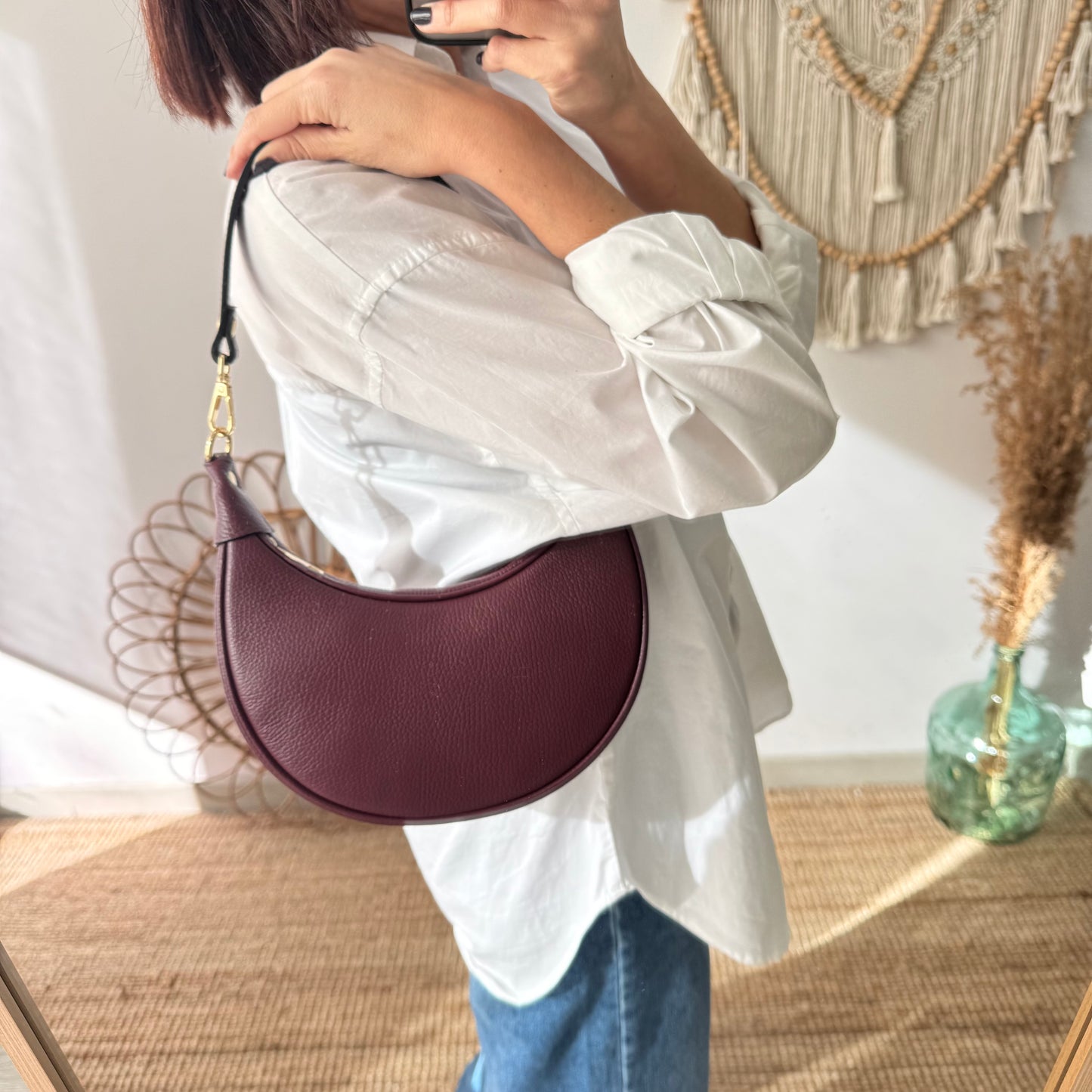 Bolso media luna piel granate iniciales bordadas