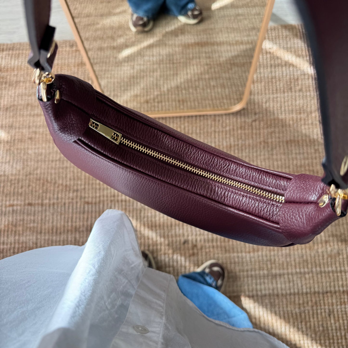 Bolso media luna piel granate iniciales bordadas