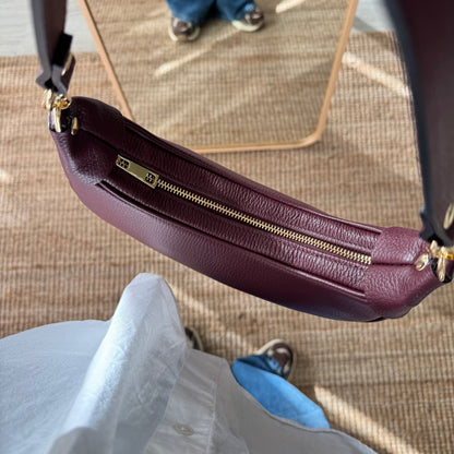 Bolso media luna piel granate iniciales bordadas