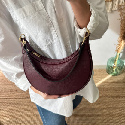 Bolso media luna piel granate iniciales bordadas