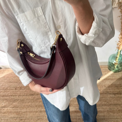 Bolso media luna piel granate iniciales bordadas