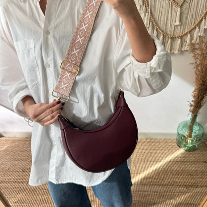 Bolso media luna piel granate iniciales bordadas