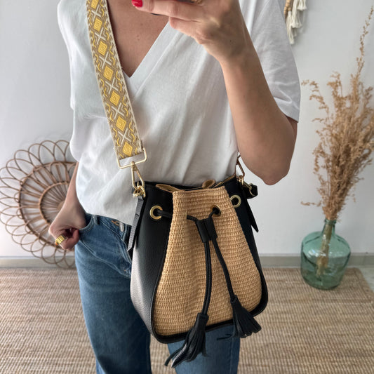 Bolso bucket combinado rafia y piel negro pompón iniciales bordadas