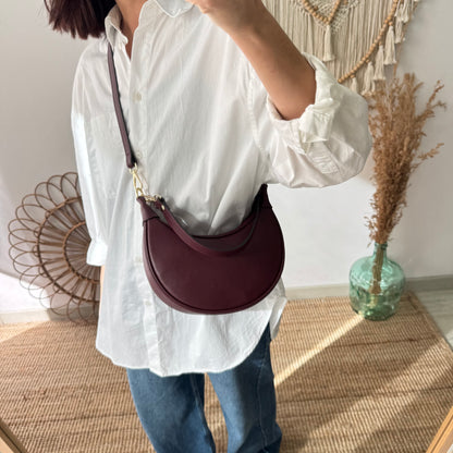 Bolso media luna piel granate iniciales bordadas