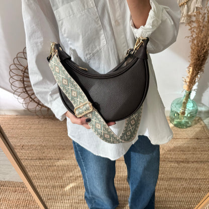 Bolso media luna piel marrón iniciales bordadas