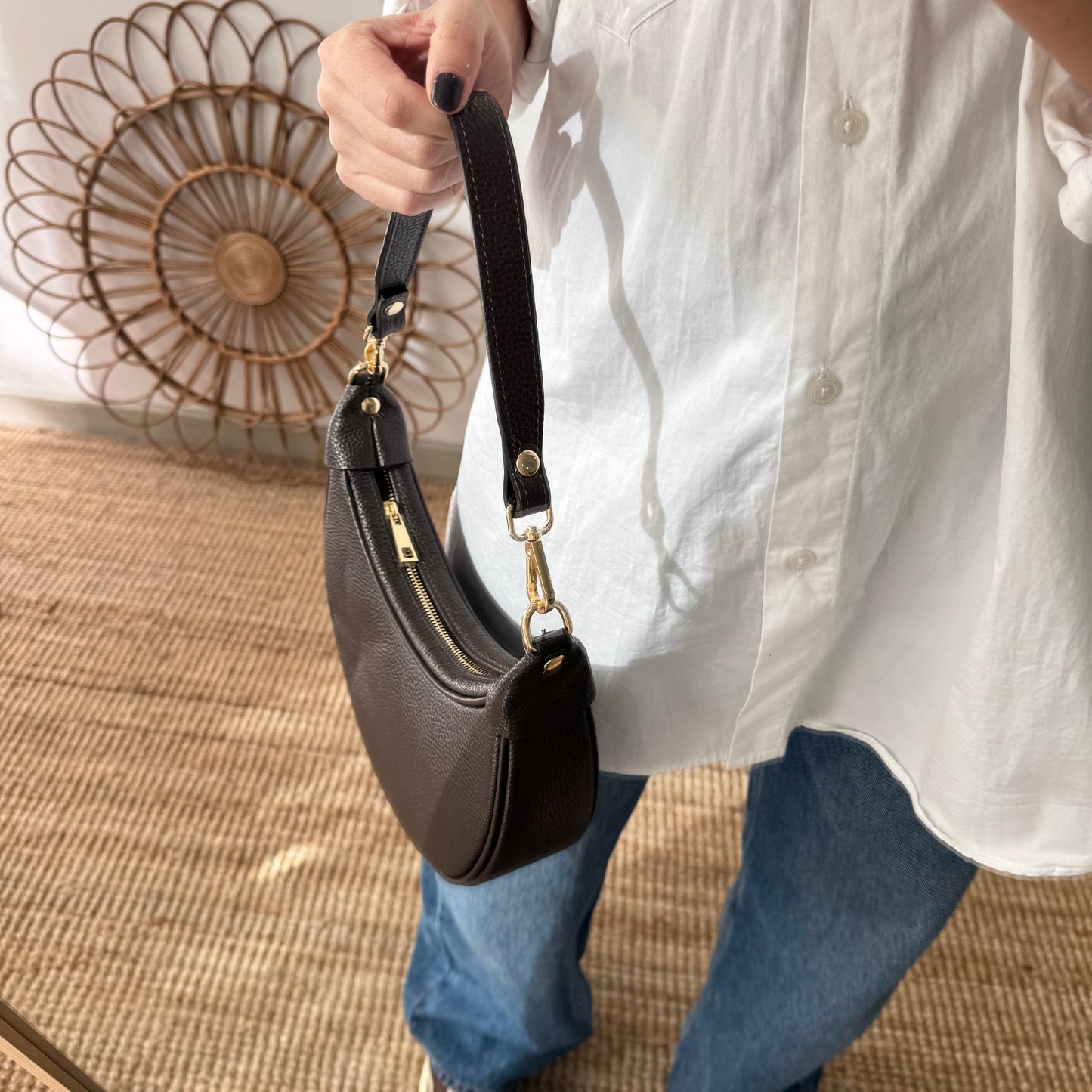 Bolso media luna piel marrón iniciales bordadas