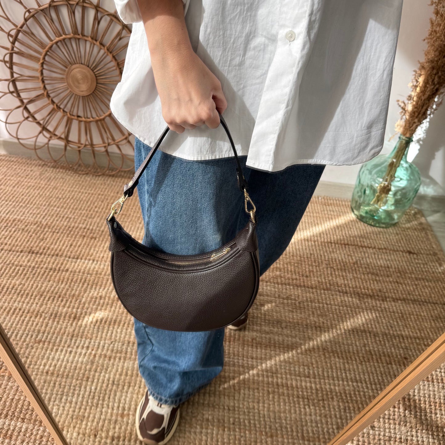 Bolso media luna piel marrón iniciales bordadas