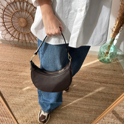 Bolso media luna piel marrón iniciales bordadas