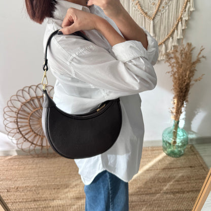 Bolso media luna piel marrón iniciales bordadas