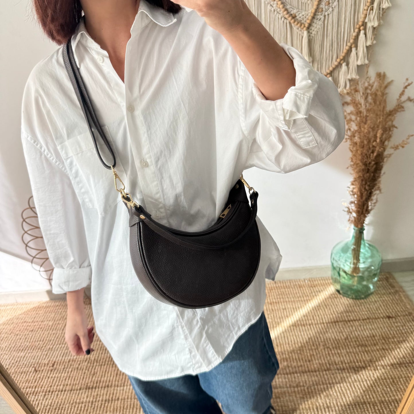 Bolso media luna piel marrón iniciales bordadas