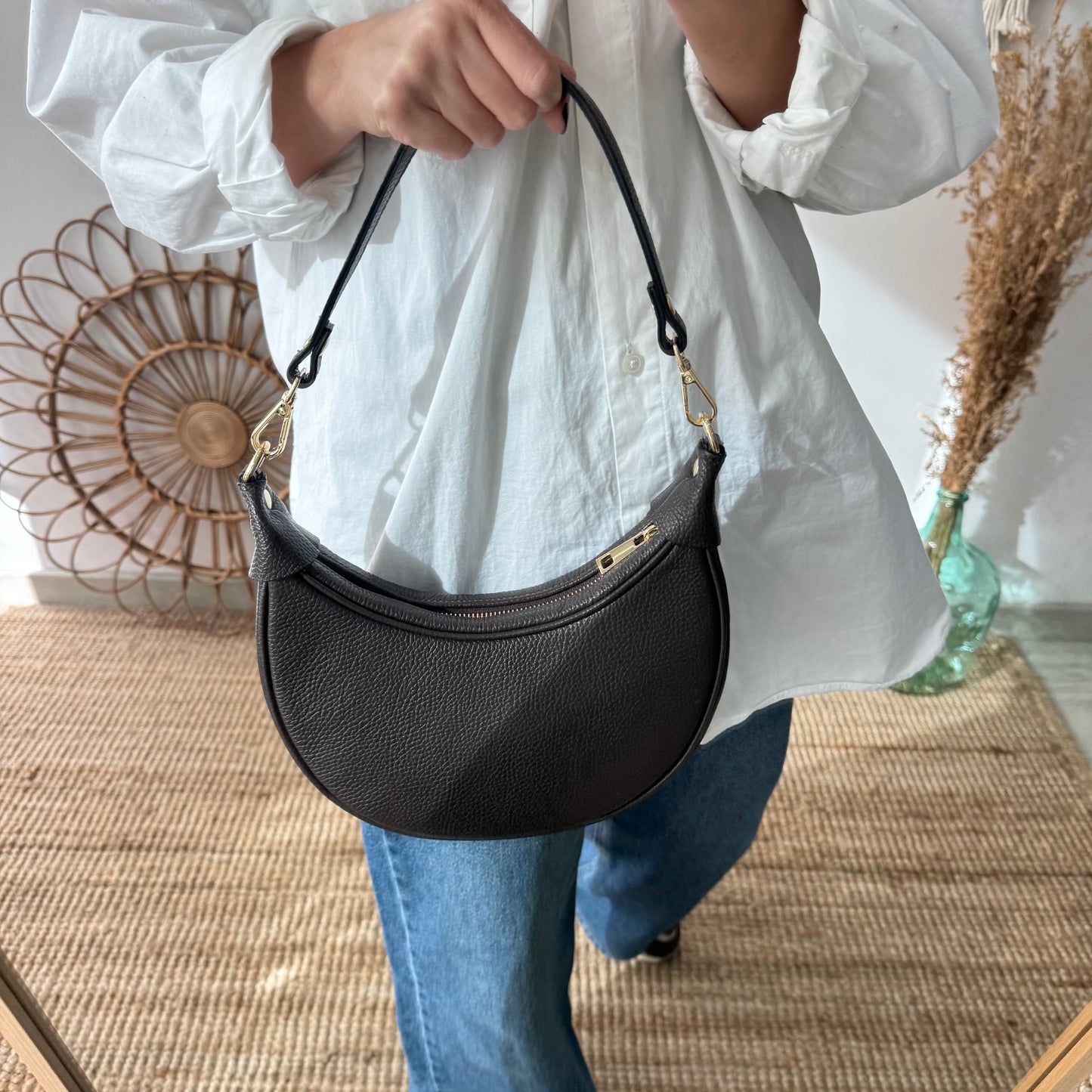 Bolso media luna piel marrón iniciales bordadas