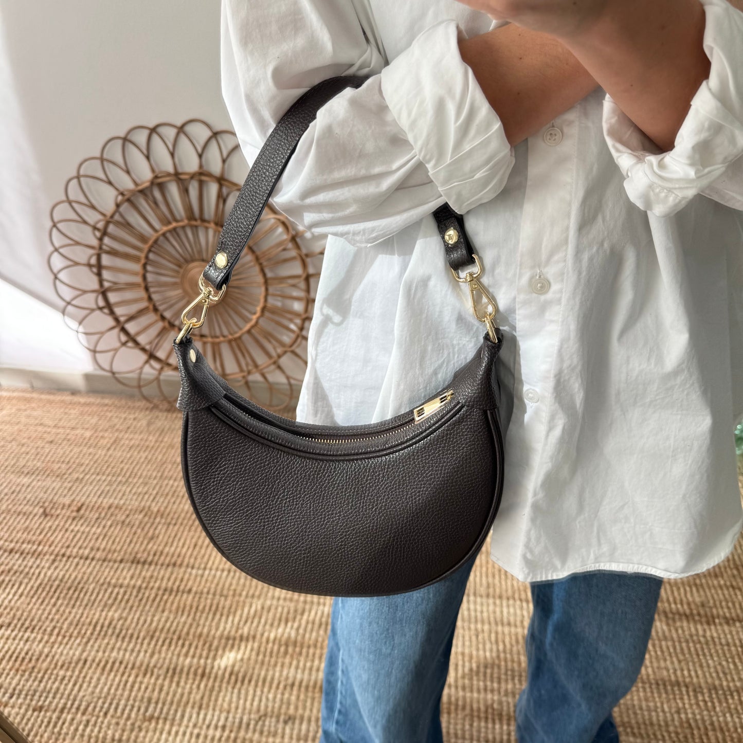 Bolso media luna piel marrón iniciales bordadas