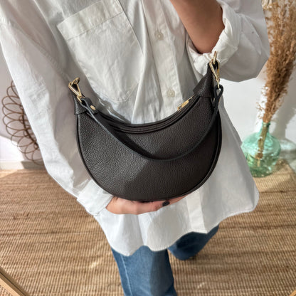 Bolso media luna piel marrón iniciales bordadas