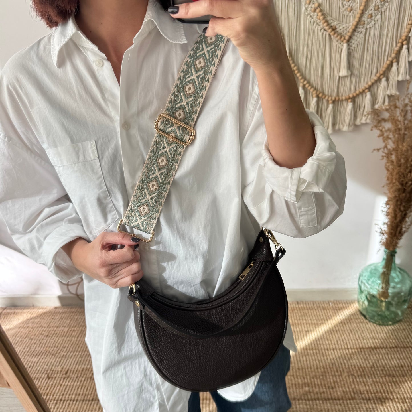 Bolso media luna piel marrón iniciales bordadas