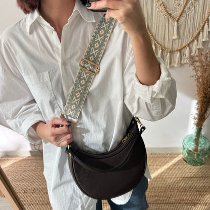 Bolso media luna piel marrón iniciales bordadas