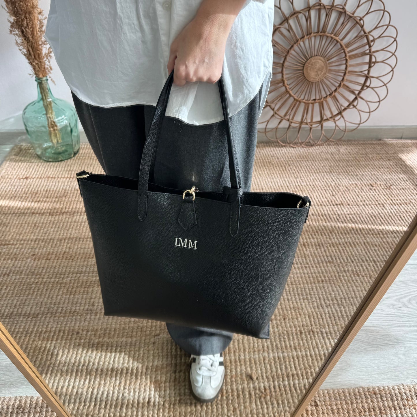 Bolso shopper piel negro cierre iniciales bordadas