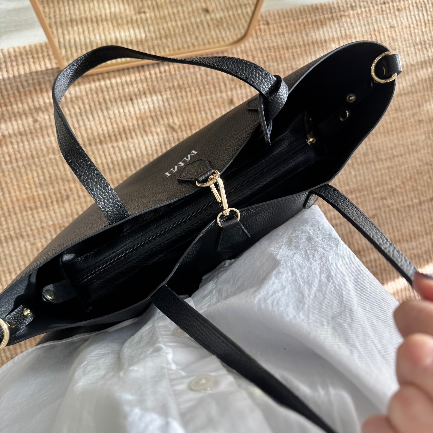 Bolso shopper piel negro cierre iniciales bordadas